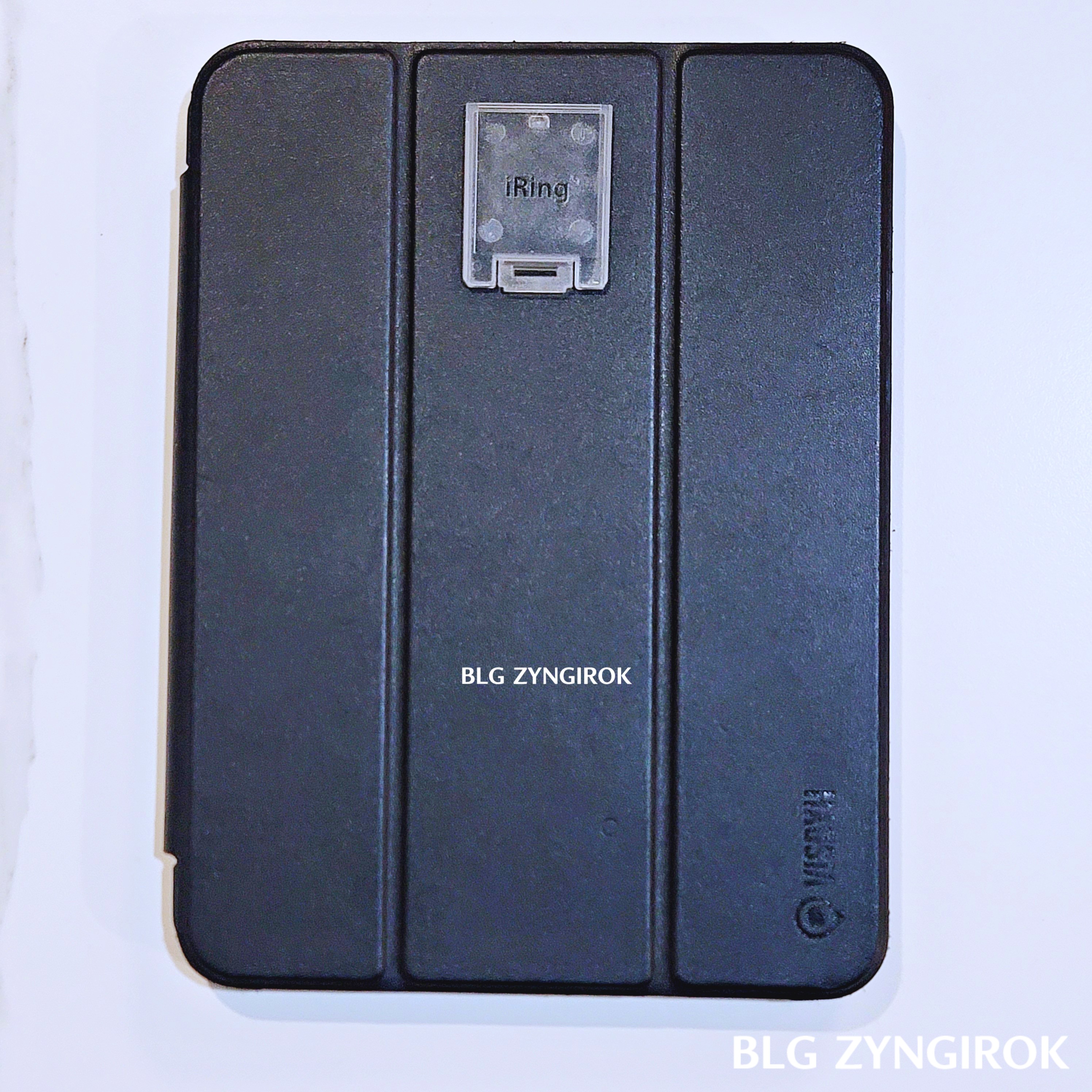 iRIng2 플레이트를 부착한 iPad Mini 정면 모습이다.