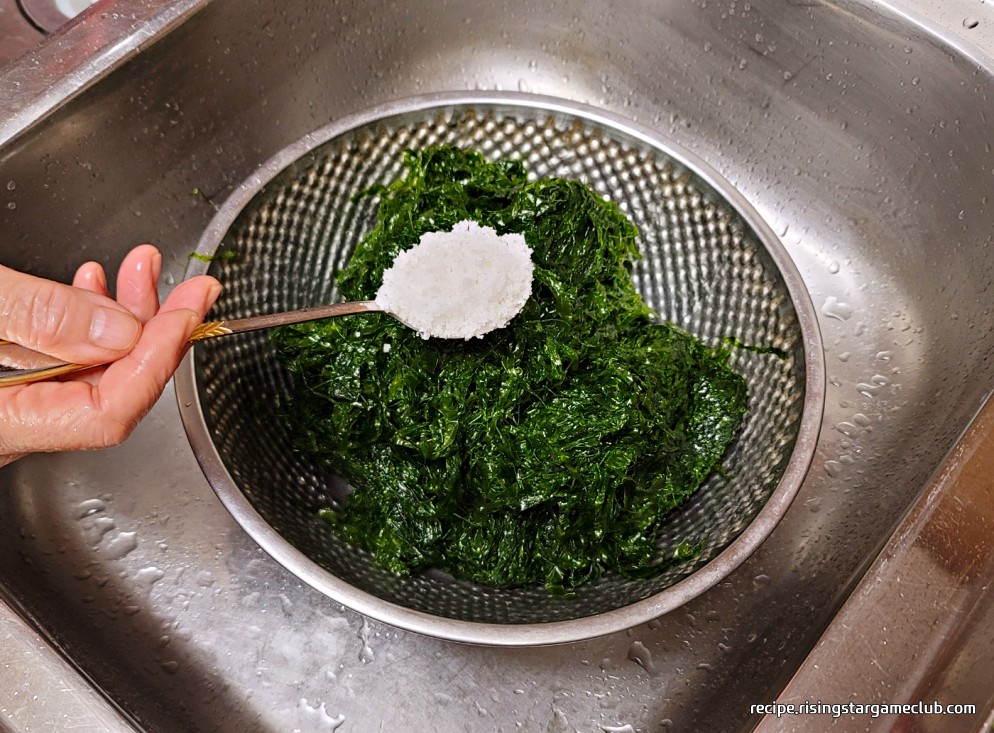 파래 무침에 들어갈 파래를 씻기 위해서 소금을 1T 넣는 사진