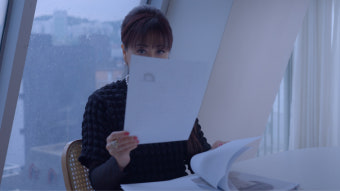 케이 넘버 서류 보는 장면