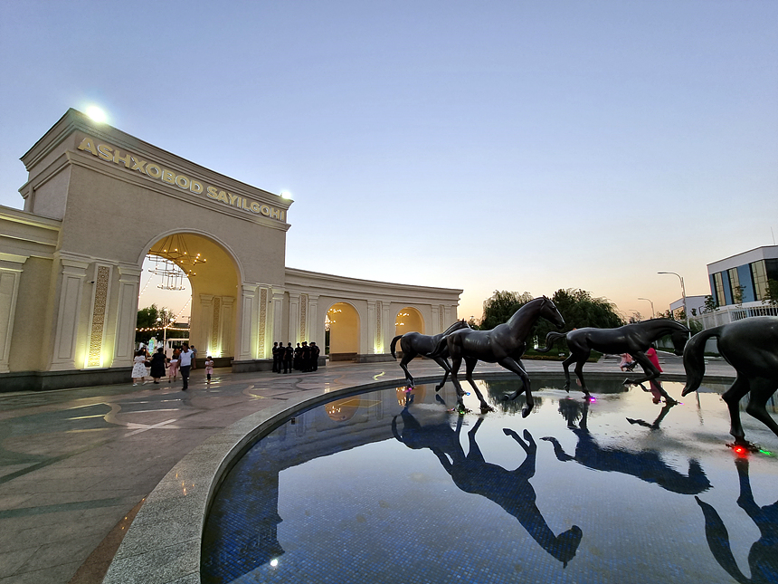 투르크메니스탄 양식의 메인 입구와 분수대