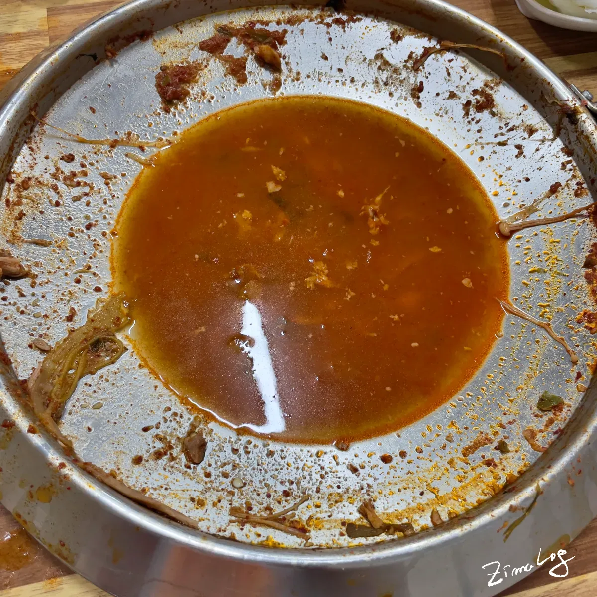 명가감자탕 식사 후 비워진 냄비와 남은 국물
