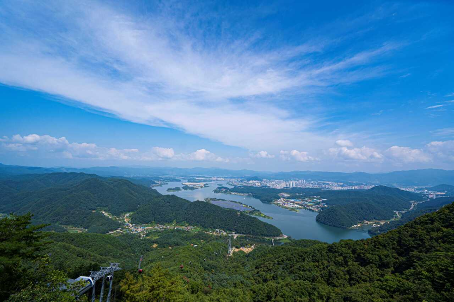 여름이 찾아오면 삼악산 호수케이블카는 시원한 휴가의 느낌을 선사