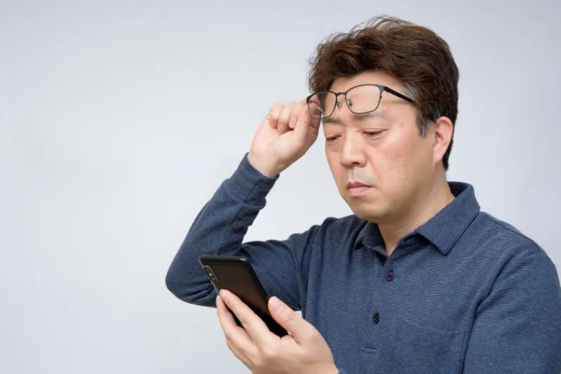 눈 건강을 위한 루테인과 지아잔틴의 역할을 설명하는 인포그래픽입니다.