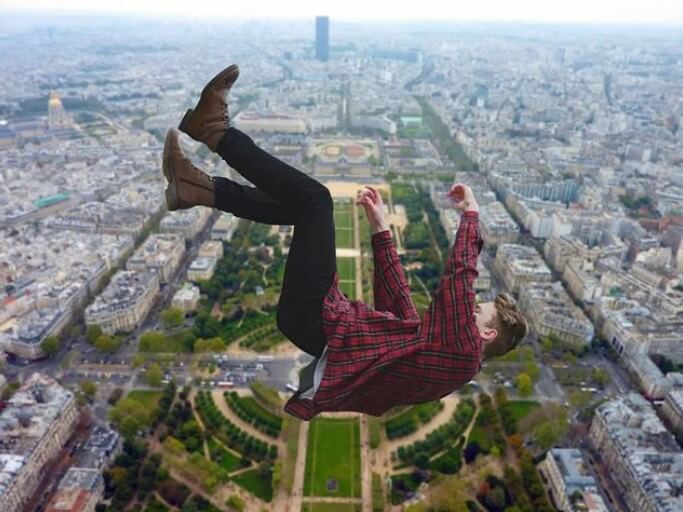 어린아이가 높은곳에서 떨어지는 꿈해몽