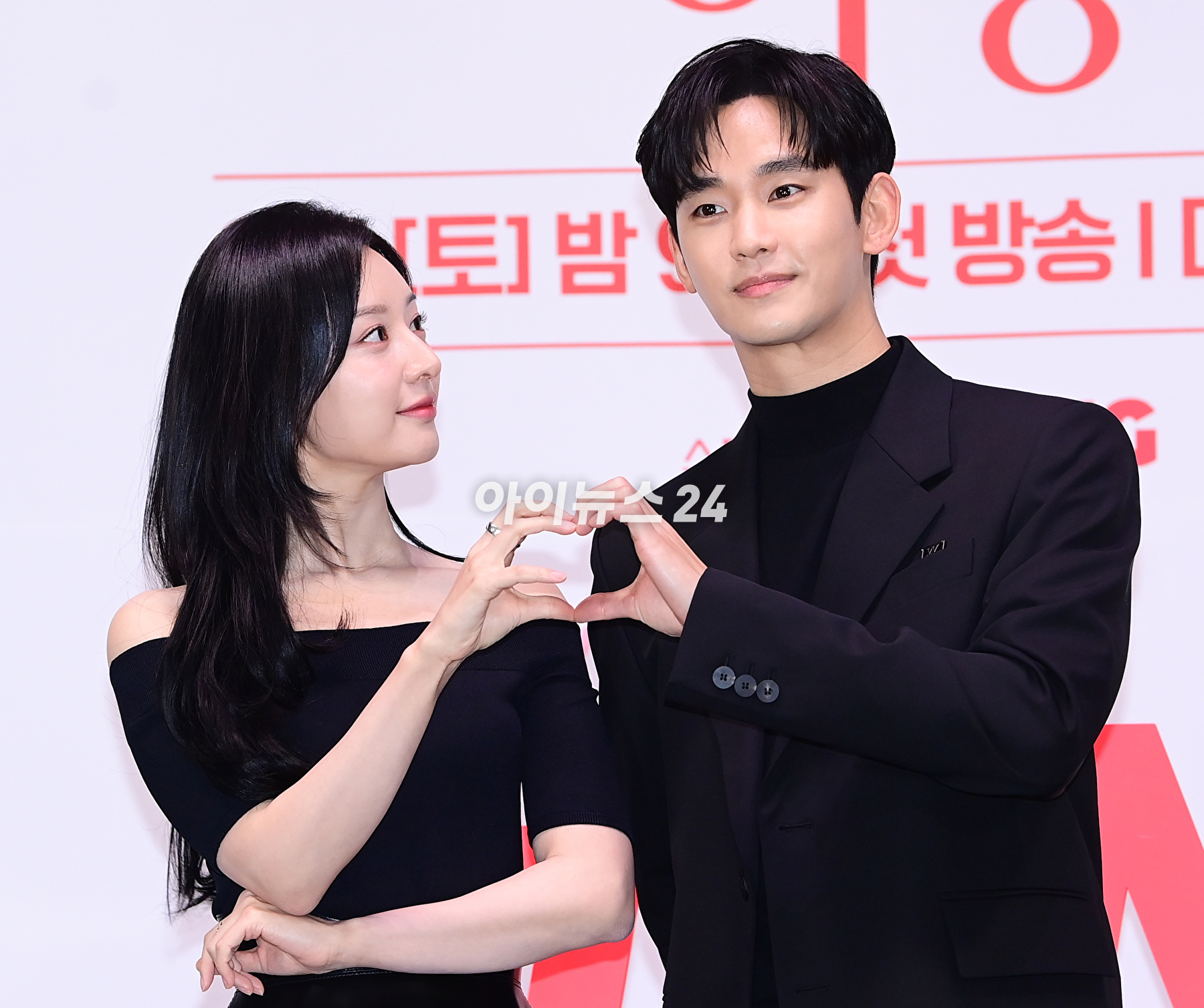 배우 김지원과 김수현이 7일 오전 서울 구로구 라마다호텔에서 열린 tvN 새 토일드라마 &#39;눈물의 여왕&#39;(극본 박지은 연출 장영우 김희원) 제작발표회에 참석하고 있다.[사진=정소희 기자]