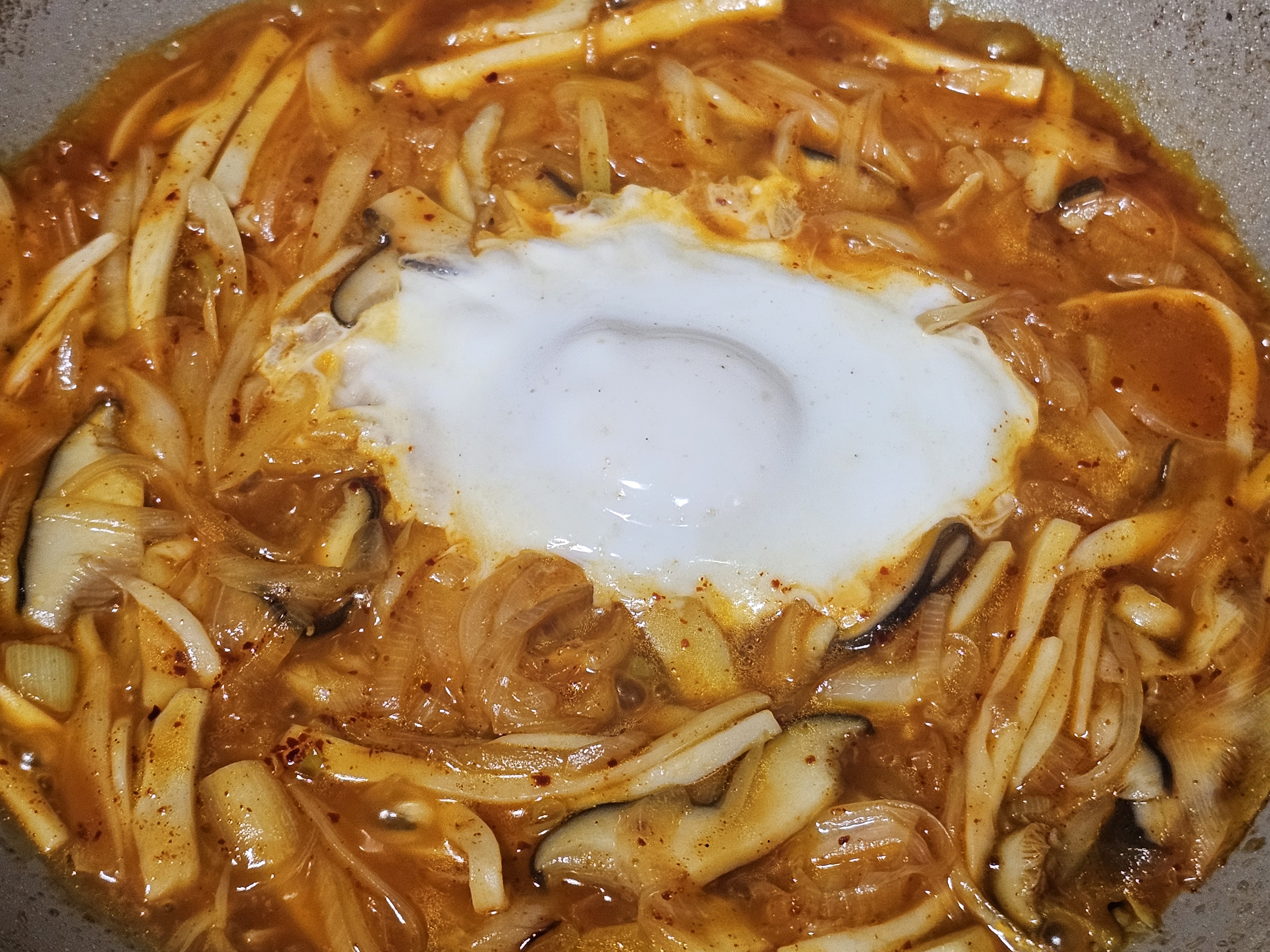 계란 톡! 넣은게 익고있음