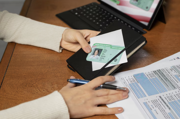 신분증을 꺼내는 손, 주민등록증 재발급을 위한 서류 준비 장면