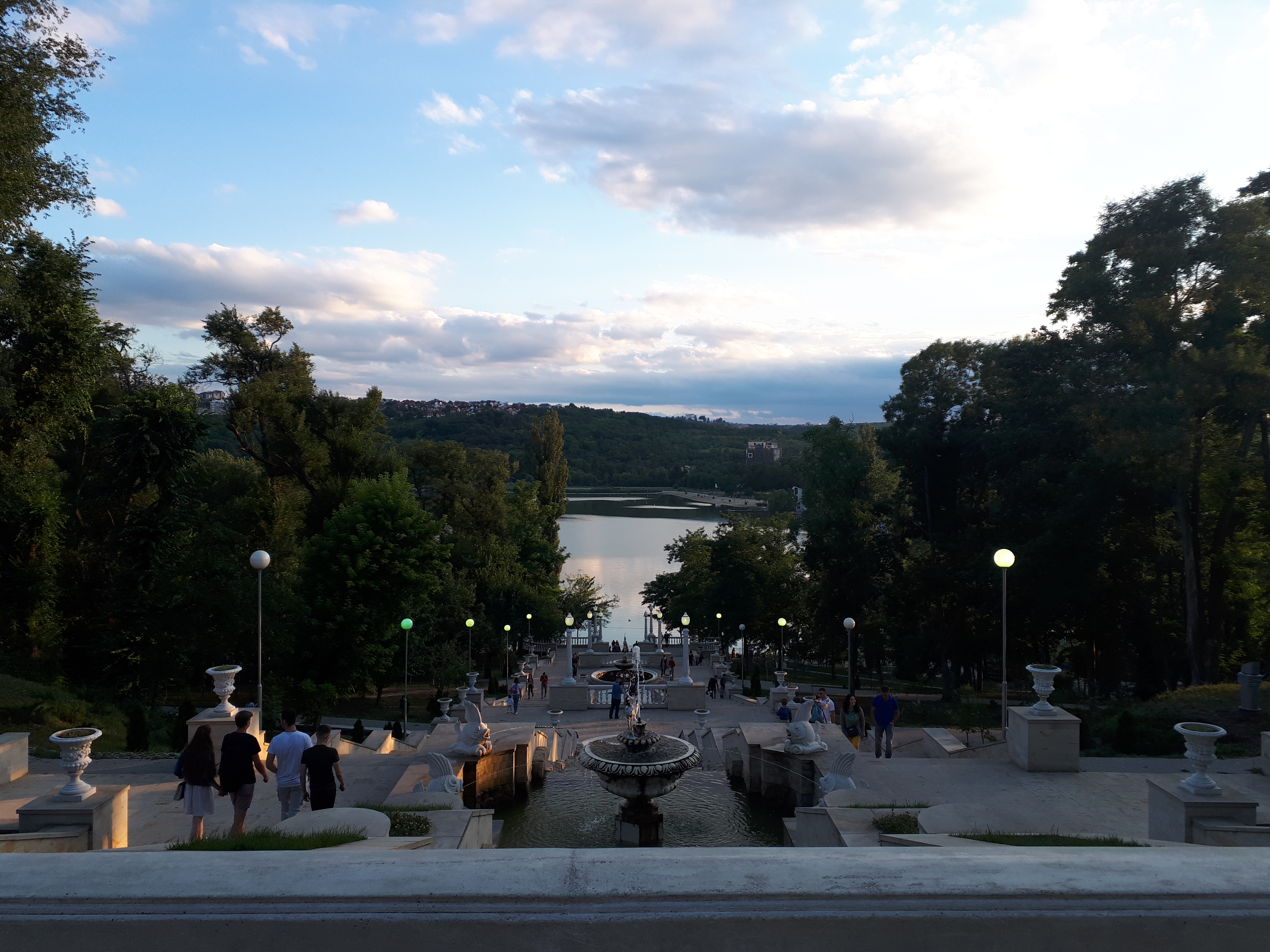 몰도바 키시나우 카스케이드 계단과 호수