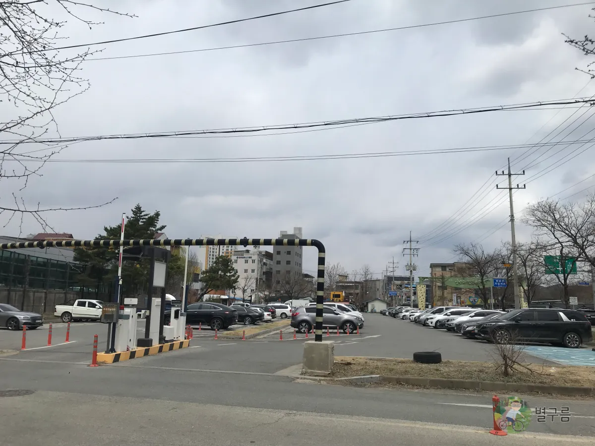 양평군-공영주차장-도로-입구-차단기가-보인다