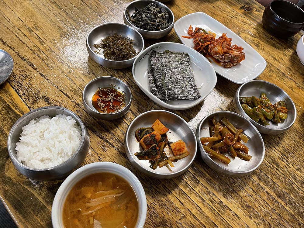 메주꽃 밥과 국 그리고 반찬