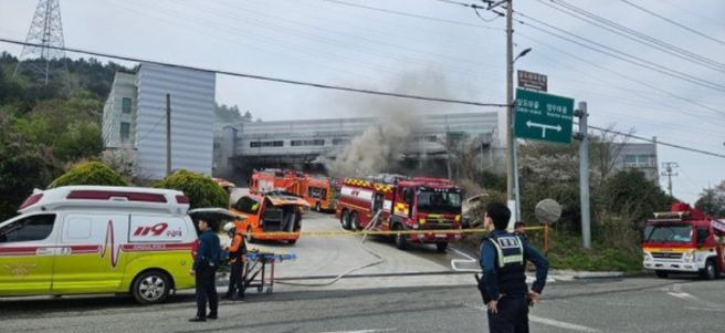 완도 공장 화재 진압중 : 102명 투입도 역부족? 폭발하는 냉동창고 속 소방관 1명 순직 1명 실종