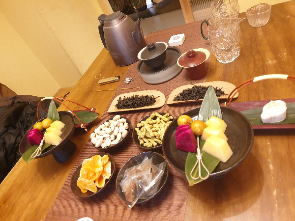 잎차와 각종 다과로 구성된 차 세트.