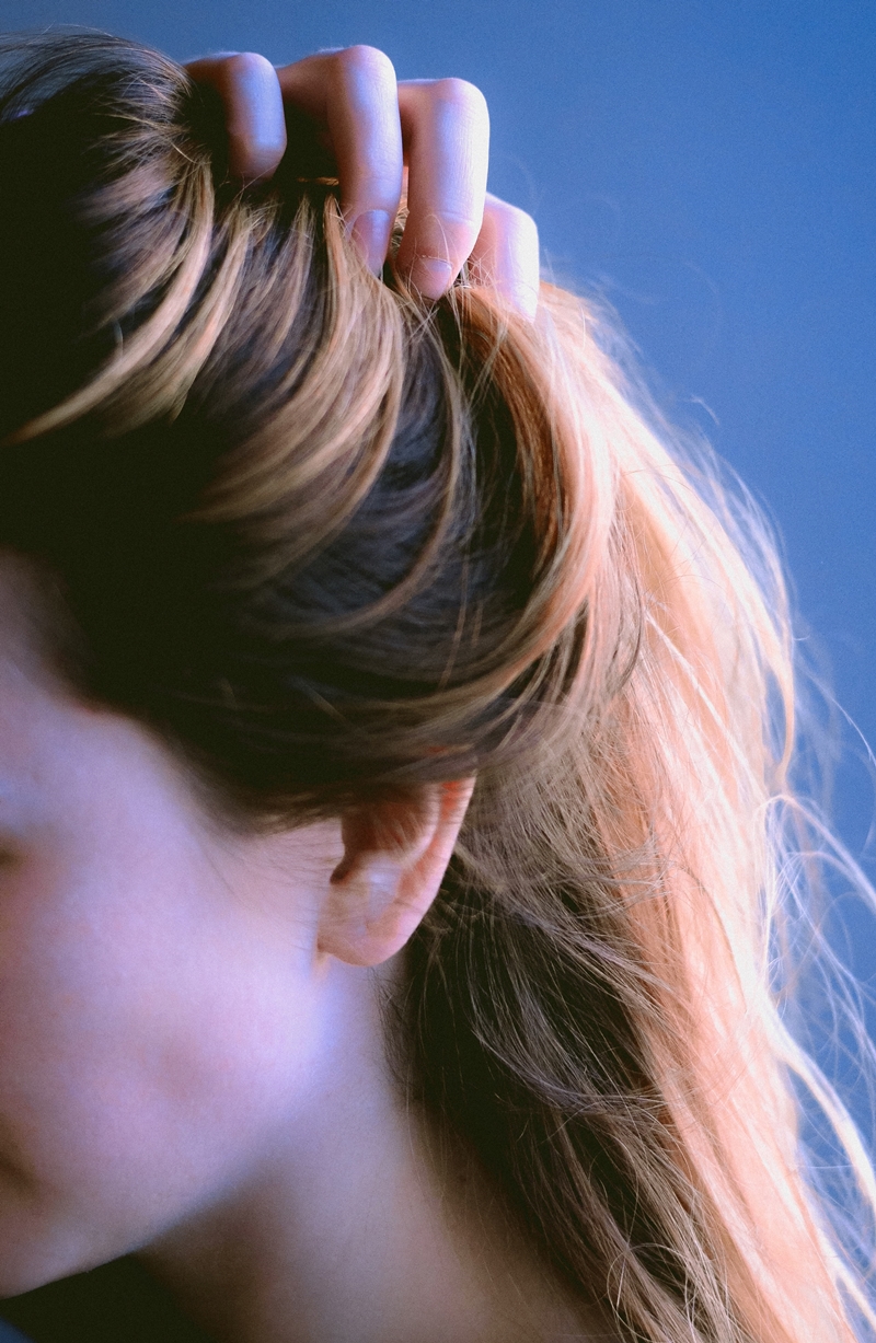 머리를 들어올리고 있는 모습