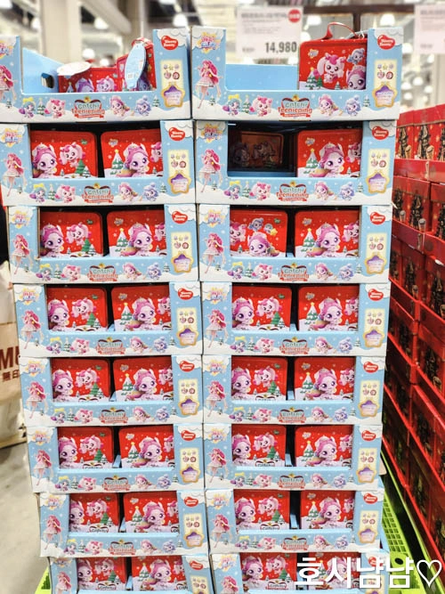 마트 매대에 층층이 진열된 캐치니핑 크리스마스 오르골 빨간색 틴케이스