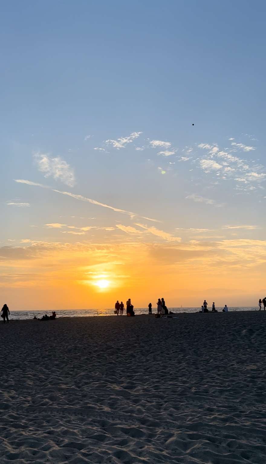 바닷가 모래사장 하늘과 바다 노을이 지는 모습