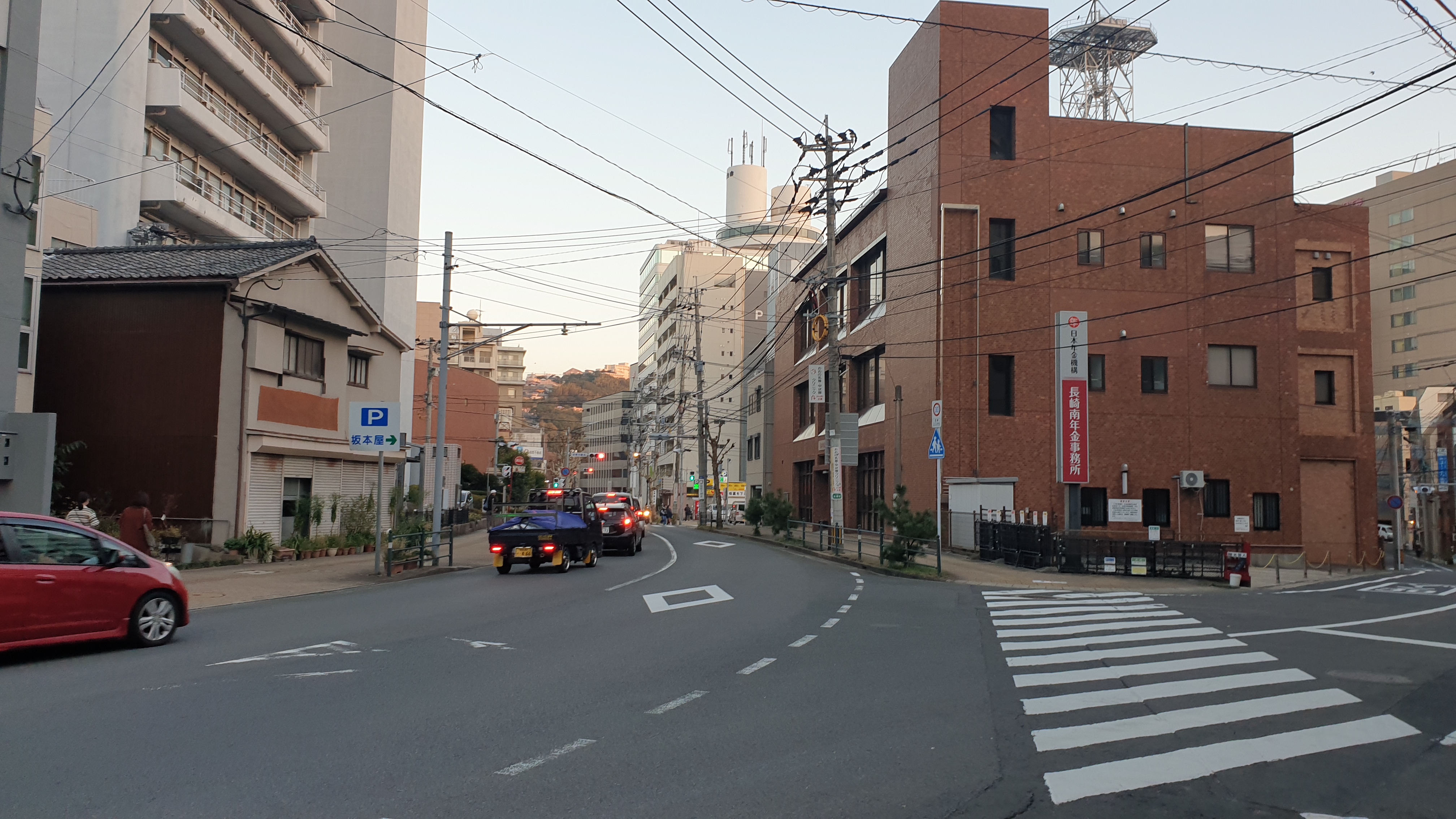 나가사키 도심속 자동차와 마을의 모습