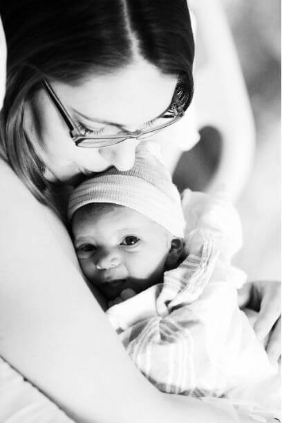 엄마가 아기를 안고 있는 모습