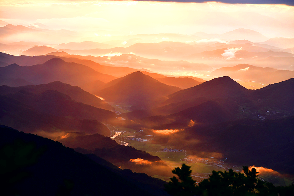 저녁 노을이 있는 산 정상 전망대