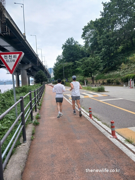 한강공원 강변길에서 아침 조깅 중인 남성 두 사람-조깅 효과-심폐 기능 향상 이미지