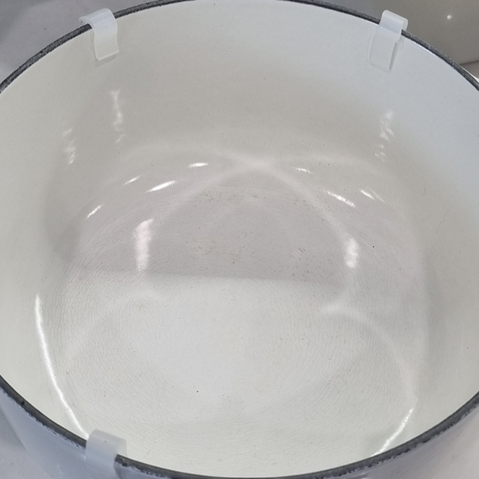 르크루제-시그니처-원형냄비-흠집