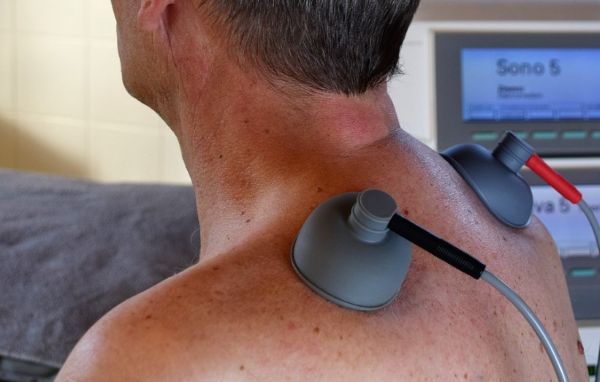 목 뒤 부황을 뜨고 있는 중년 남자