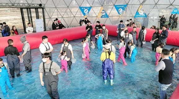 양평딸기송어축제 패키지 프로그램 및 이용요금을 알아봤습니다. 양평은 우리나라에서 물이 맑기로 유명한데 특히 수미마을은 물과 쌀, 365일 축제로 유명합니다. 딸기송어축제는 122일 동안 진행되며 패키지 예약 프로그램도 있으니 참고하시기 바랍니다.