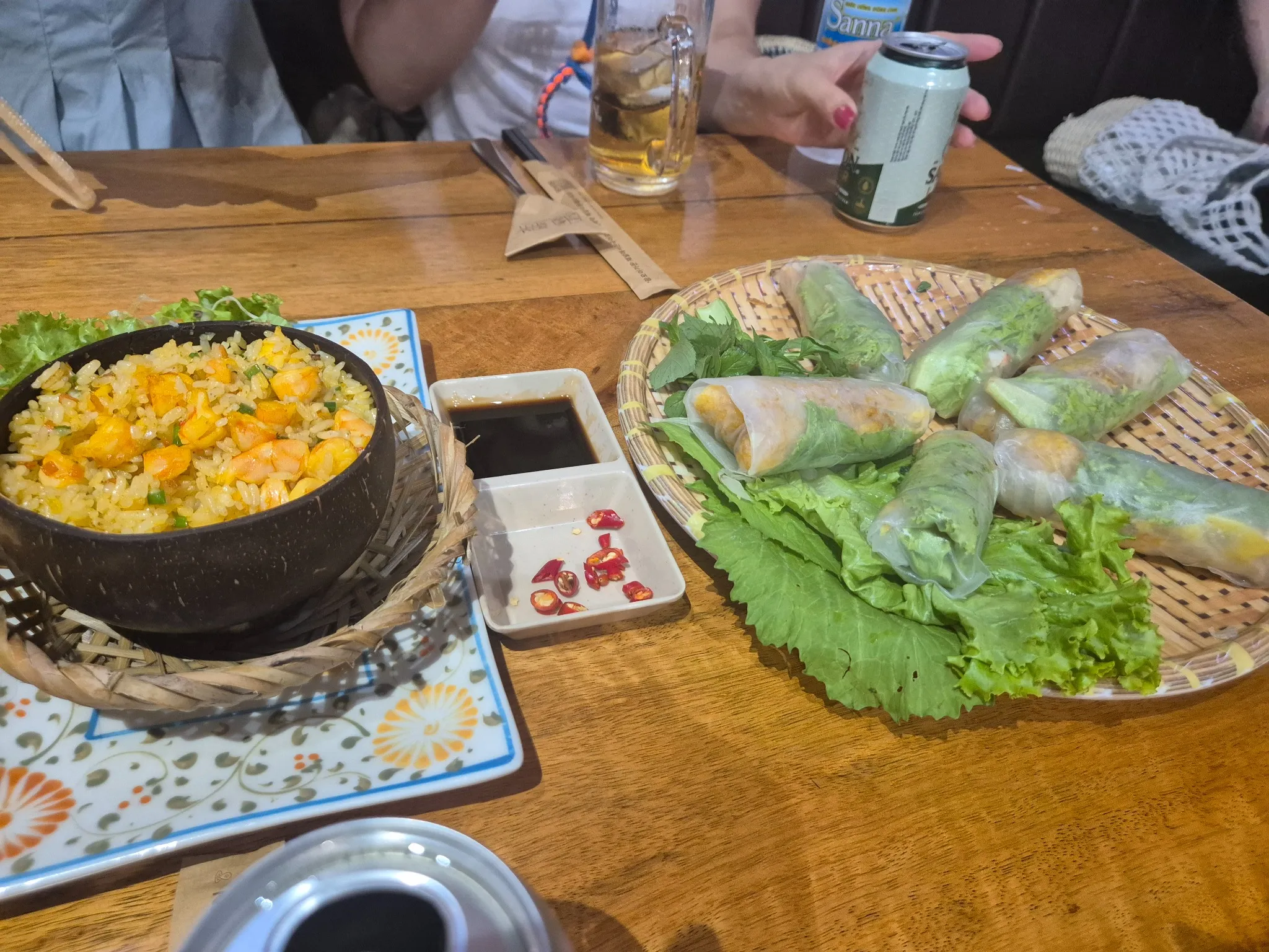 코코넛 그릇 새우볶음밥과 생봄롤