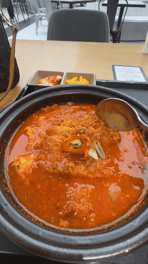 연남토마 김치나베돈까스 먹는 중, 칼칼한 국물과 돈까스를 가볍게 즐기는 백화점 혼밥