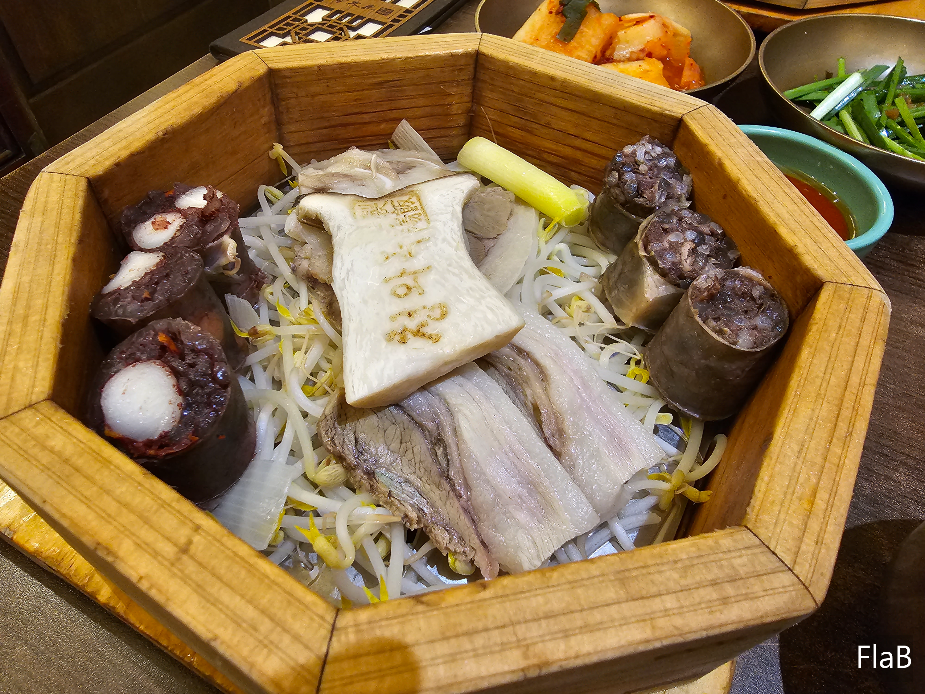 을지로 청와옥 순대국밥 편백찜