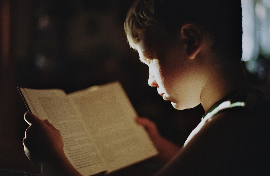 자녀 교육에 대한 부부 간의 합의를 다루는 이미지