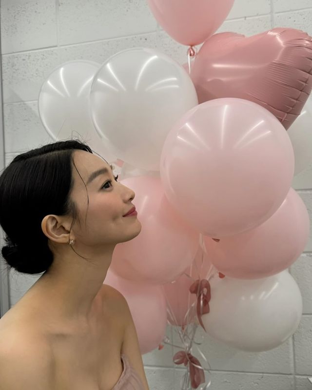 오프 숄더 디자인에 상 안 입은 신민아 평생 러블리