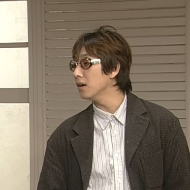 배우 이선균이 시트콤에서 연기를 하고 있다.