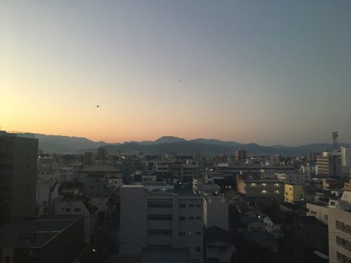 객실에서 보는 풍경. 멀리 시코쿠의 산능성이가 멋지게 보이고 낮은 건물들이 내려다 보인다.