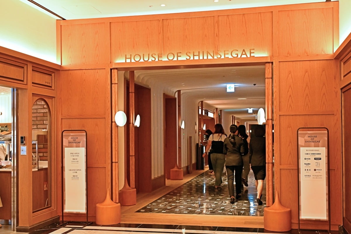 신세계백화점 강남점 지하 1층 스위트파크에서 하우스 오브 신세계로 이어지는 복도 모습.