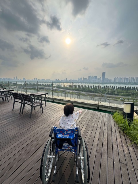 한강보고있는 여자아이