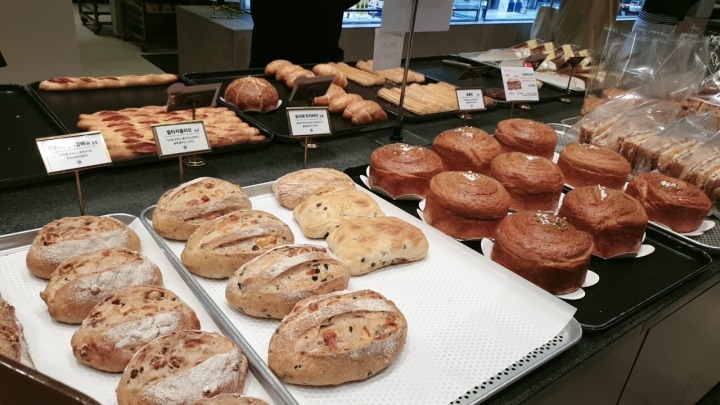 듀레베이커리-진열된-빵들