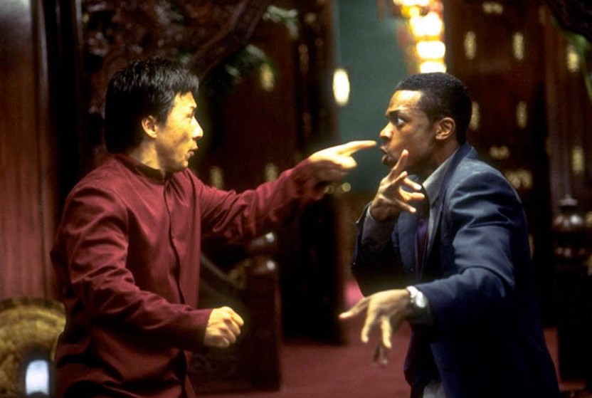 형사 리와 카터가 서로 마주보고 싸우는 코믹 장면