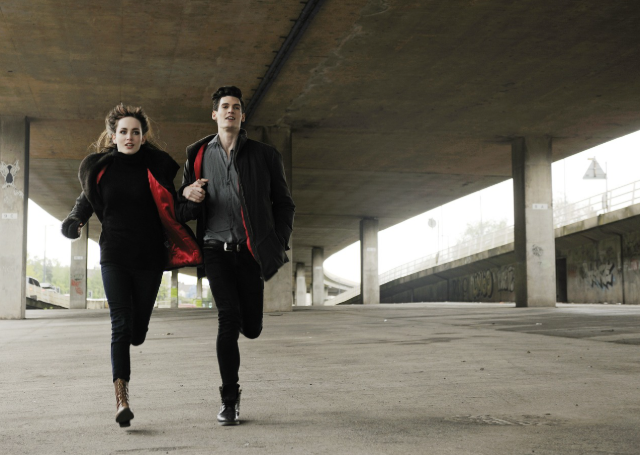 건강을 위해 함께 달리기를 하는 두 사람의 모습, 규칙적인 운동은 장 건강과 면역력 강화에 도움이 된다