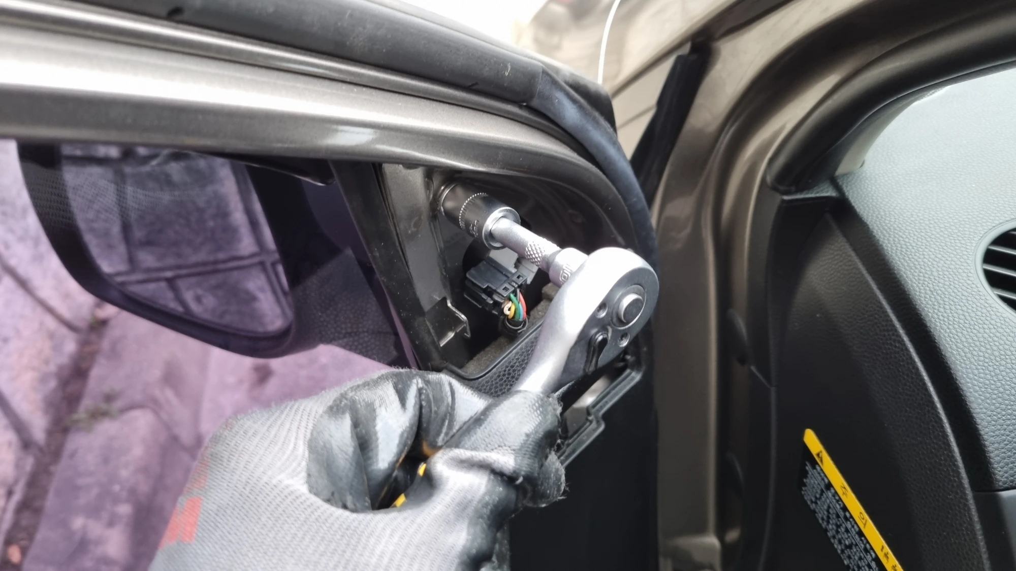 사이드미러 고정 너트 조이는 모습