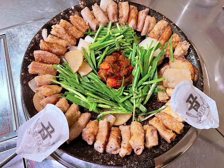 줄서는식당 공덕동 공덕역 맛집 대파김치와 함께 먹는 고소한 곱 가득 곱창과 부드러운 막창 모듬곱창 한우 소곱창 맛있는 곳 소개