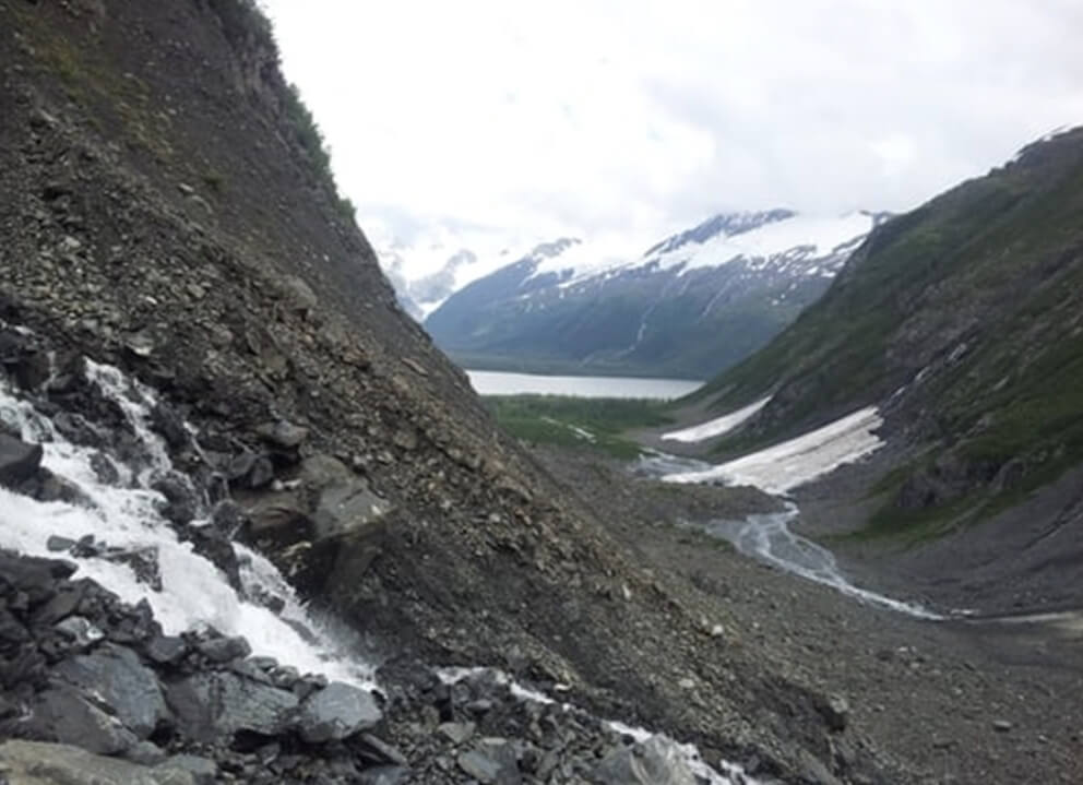 산사태가 일어나 산이 무너져 졌다