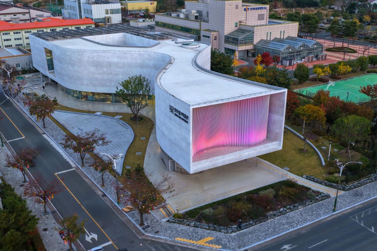 2025년 11월 개관한 진주의 새로운 랜드마크 진주실크박물관 외관 모습