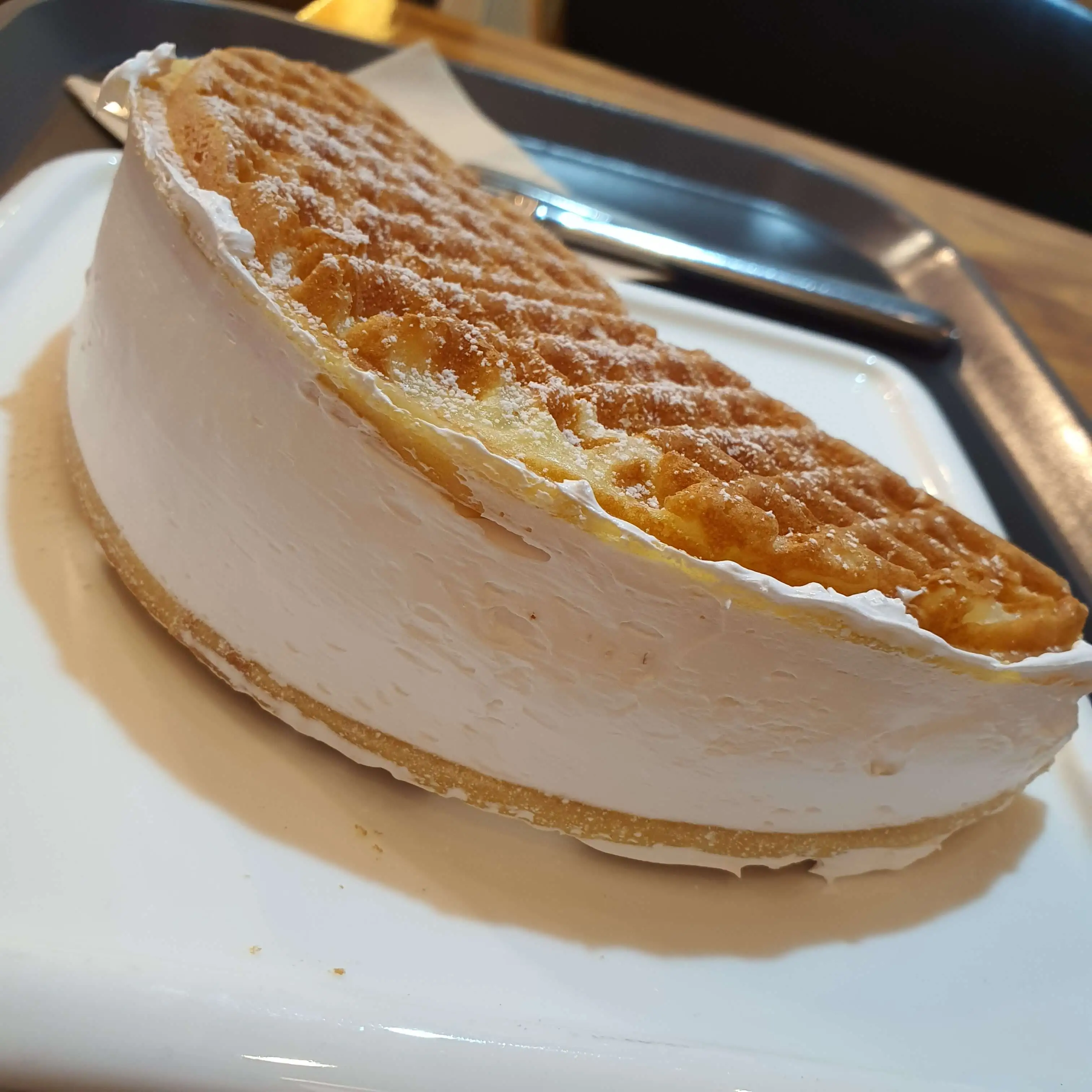 먹음직스럽게-생크림이-가득든-더카페-오금점-와플