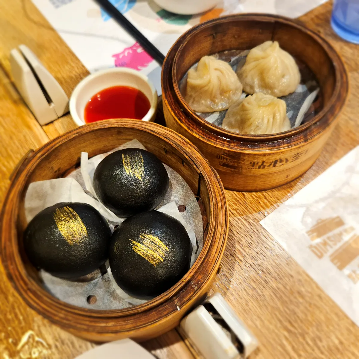 검은색-딤섬과-샤오롱바오