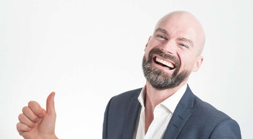 엄지위로 하고 웃고 있는 남성