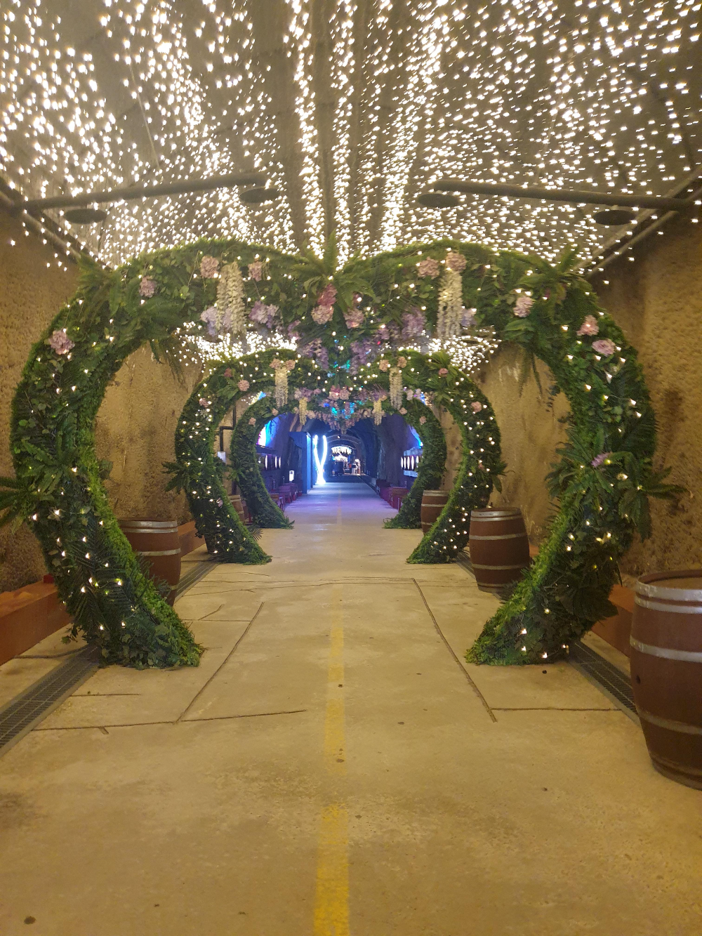 동굴 내부 상단에는 조명이 앞에는 하트형 구조물이 서있다.