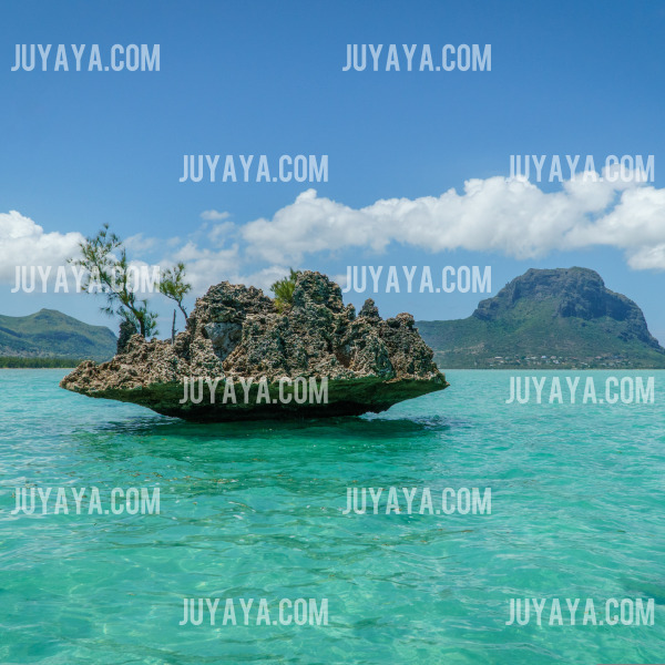 모리셔스 르 모른 브라반트의 라군 풍경&amp;#44; 맑고 투명한 바다와 작은 섬의 조화.