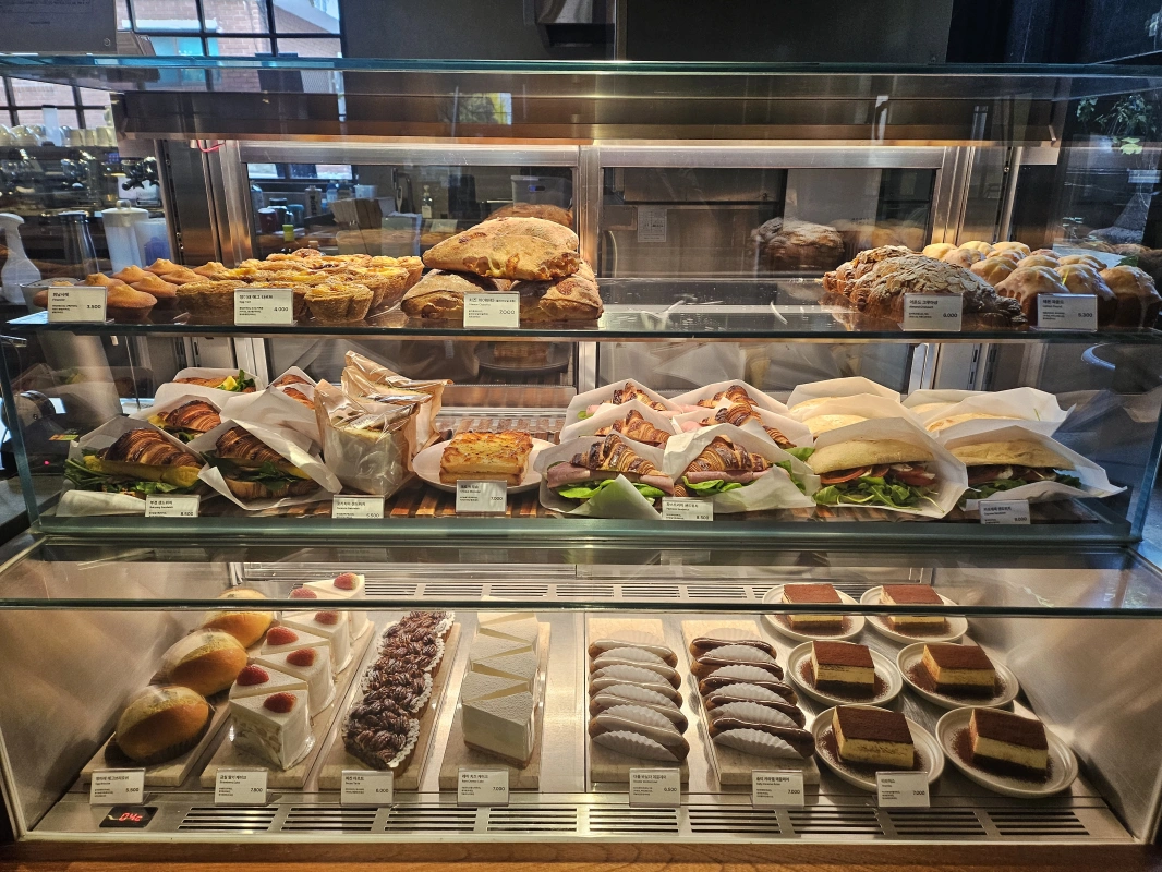 진열장_빵진열-에그타르트-샌드위치-케이크-에끌레어-파이