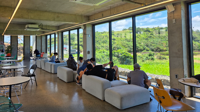 소색채본 내부 모습, 멀리 용머리 해안이 보인다. 시야가 시원하다.