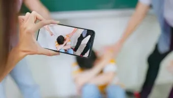 남에게 피해를 주다 영어로 harm others 생활 영어 안내집_13